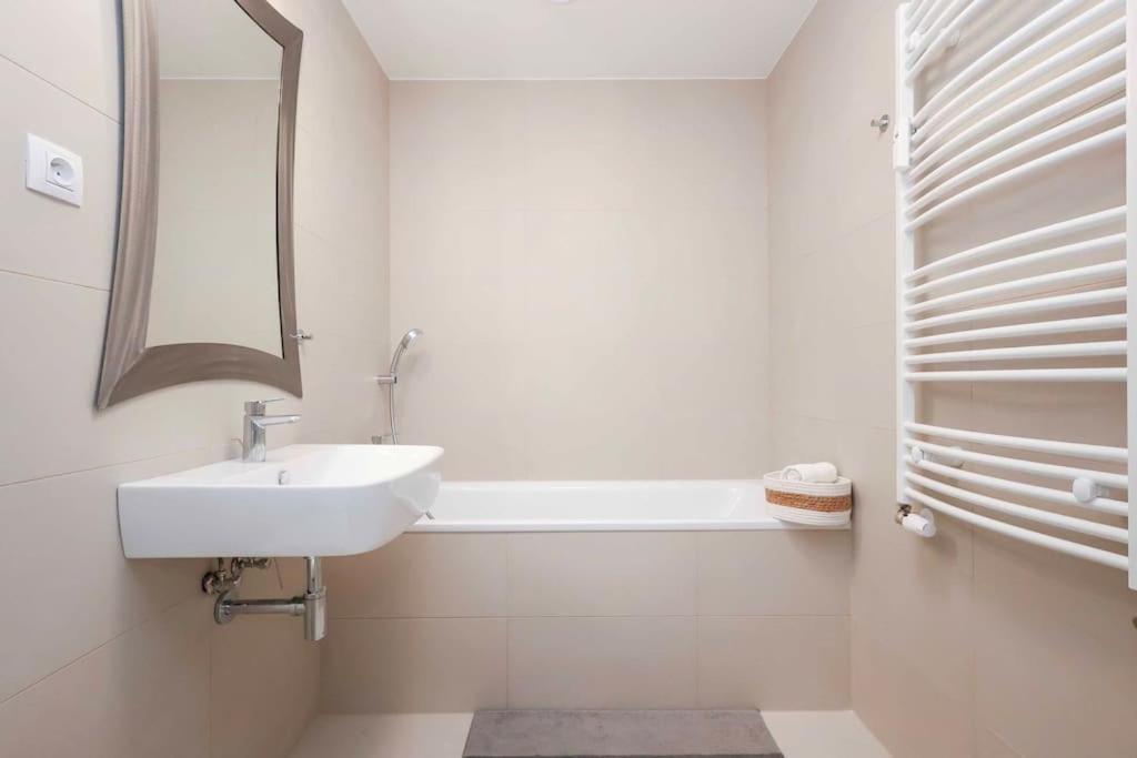 Danubius One - Spacious Apartment W Free Parking Bratislava Exterior foto