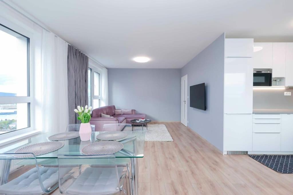 Danubius One - Spacious Apartment W Free Parking Bratislava Exterior foto